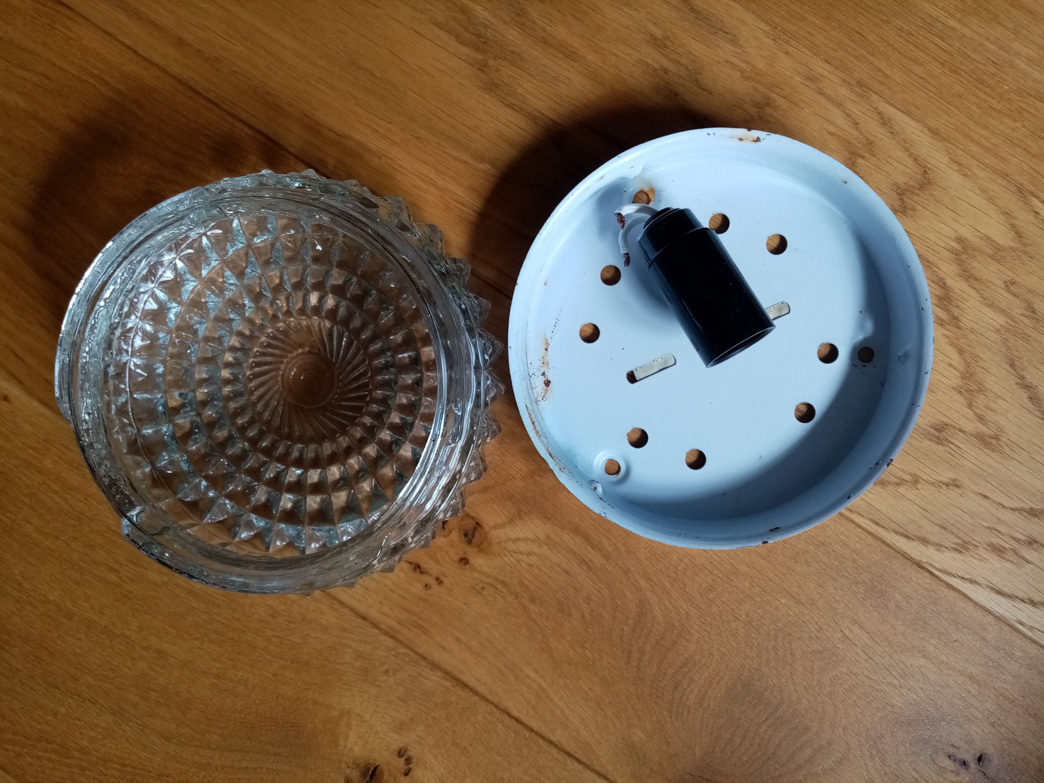 Molded glass wall or ceiling lamp