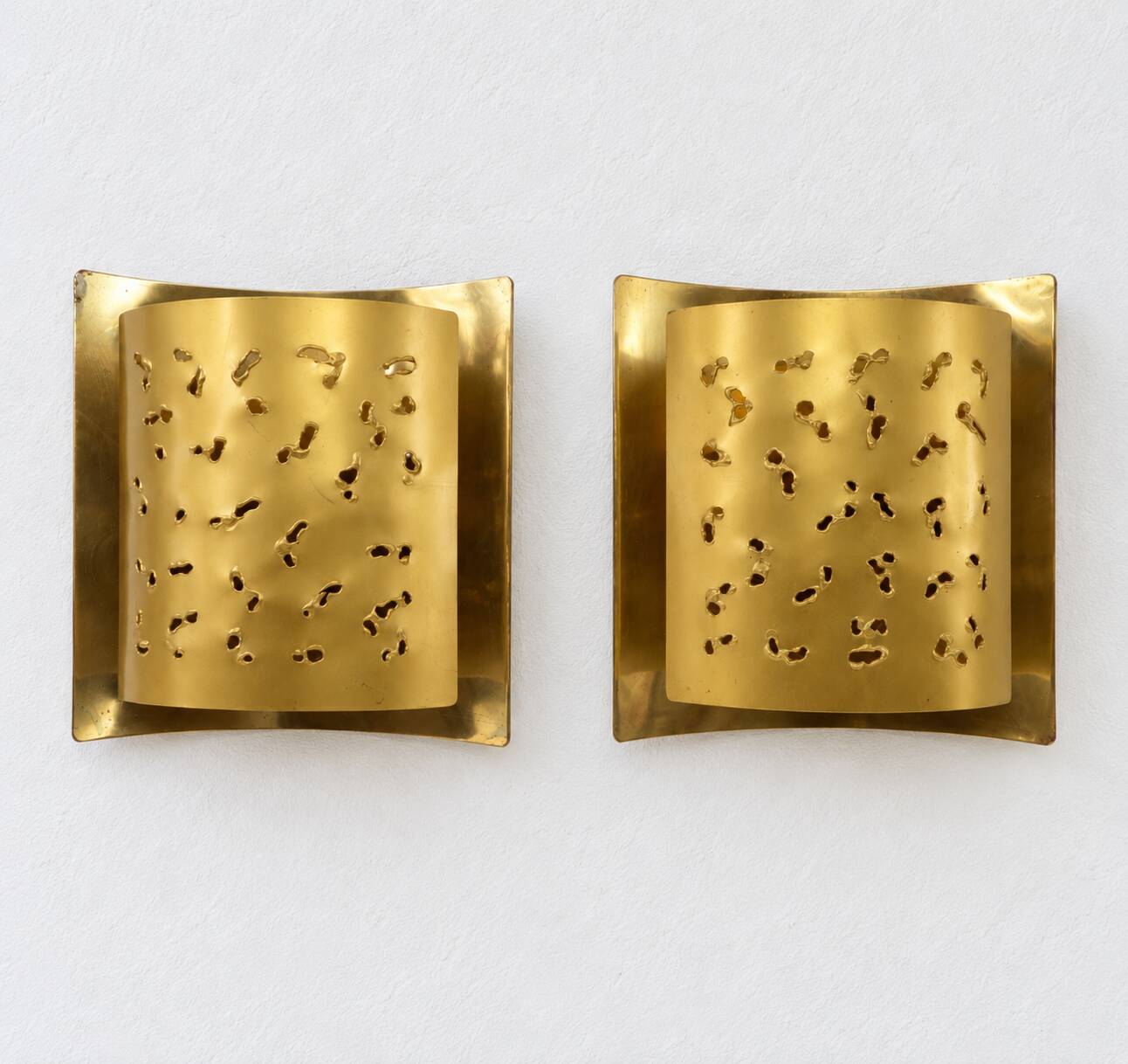 Pair of brutalist wall lights Boréns model 6477 in perforated brass – Sweden