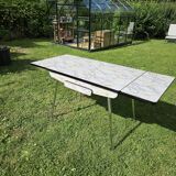 Extendable formica table