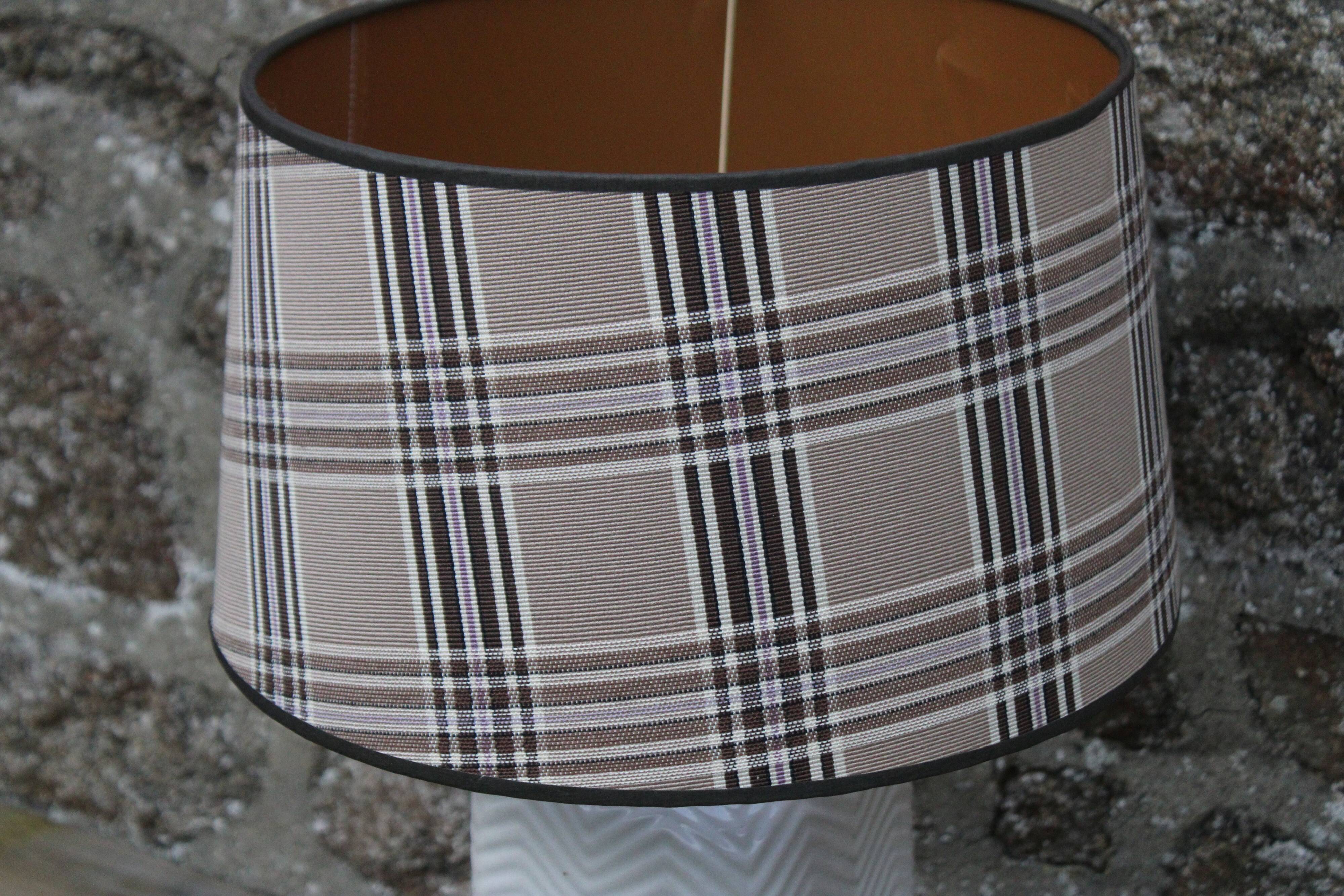 Lampe en céramique blanche à abat-jour tartan – style cosy et intemporel