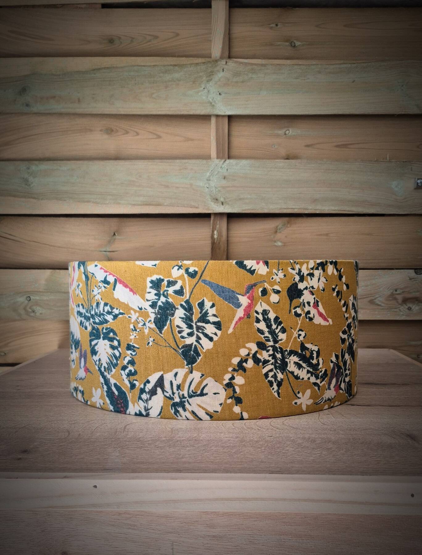 Lampe vintage en pavé de verre et abat-jour fleuri moutarde