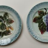 Lot de 2 assiettes en barbotine à motif fruits