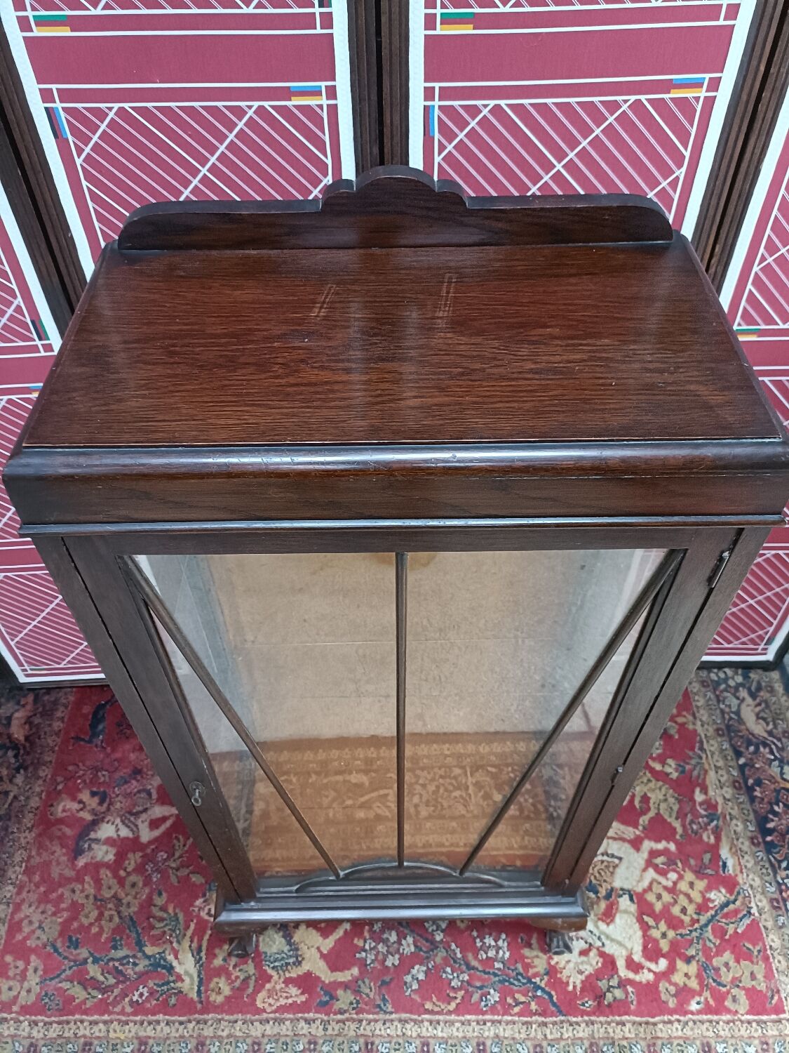 English glazed display case, lion paw feet