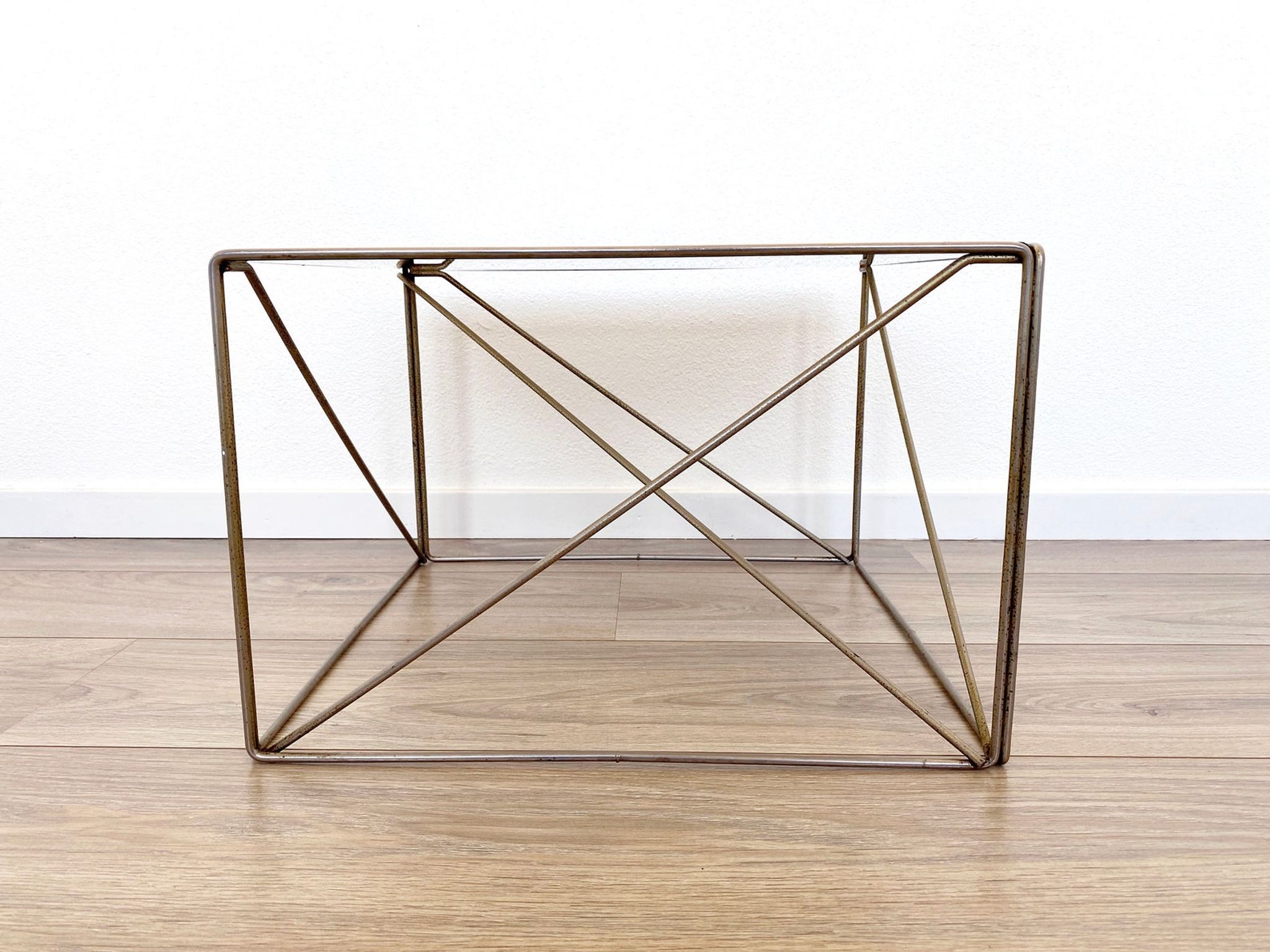 Table basse isocele conçue par Max Sauze, Isocele
