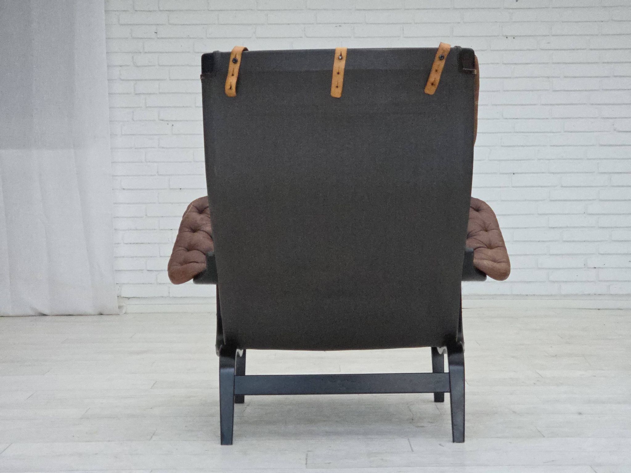 Années 1970, design suédois de Bruno Mathsson, modèle « Pernilla », cuir.