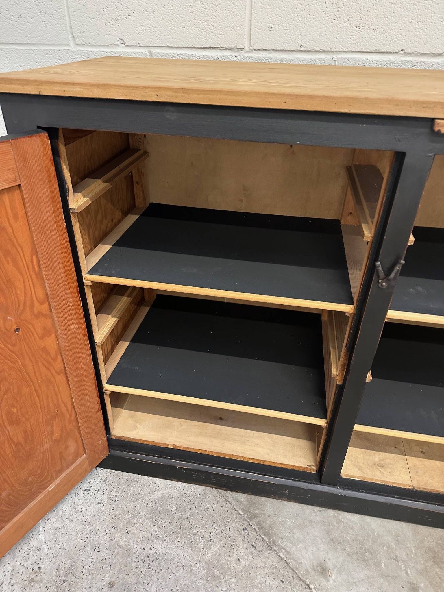 Meuble d’atelier en cèdre Milieu XXème