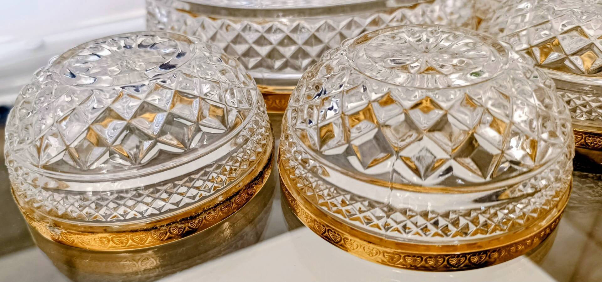 Salad bowl and diamond-shaped bowls in brass.