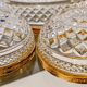 Salad bowl and diamond-shaped bowls in brass.
