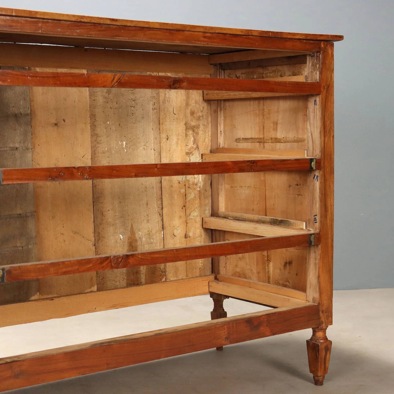Directoire commode in walnut - Italy 19th century