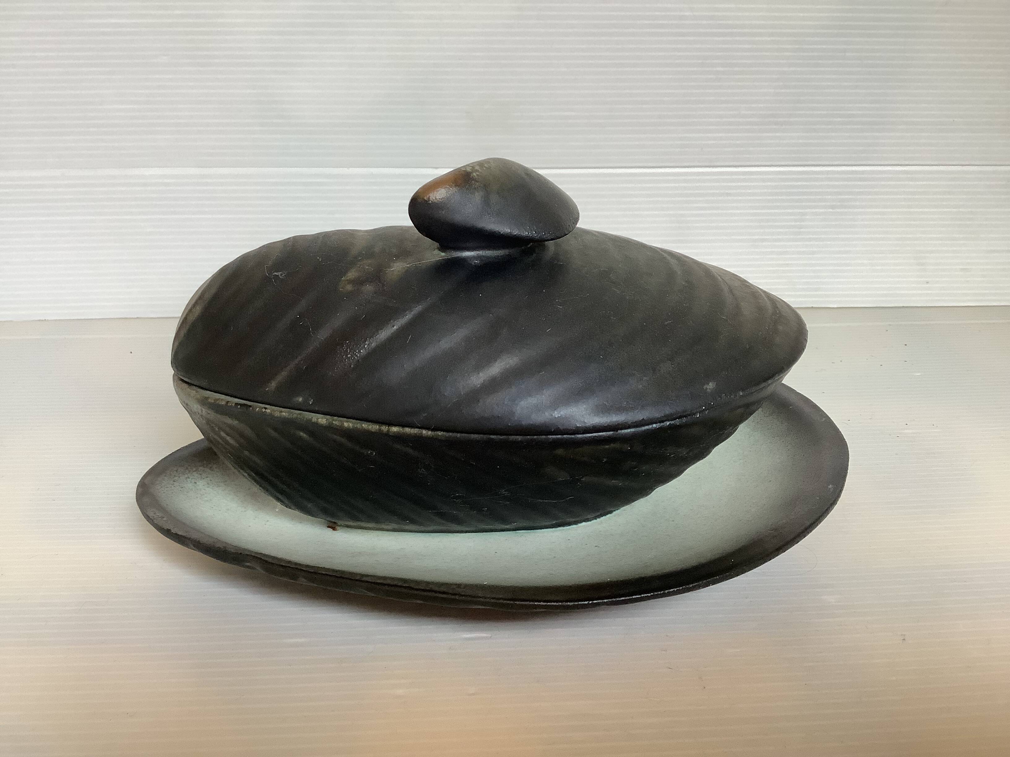 Shell-shaped sauceboat