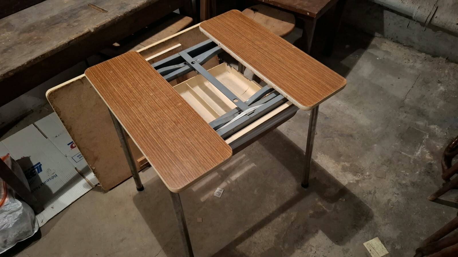 Table en formica marron