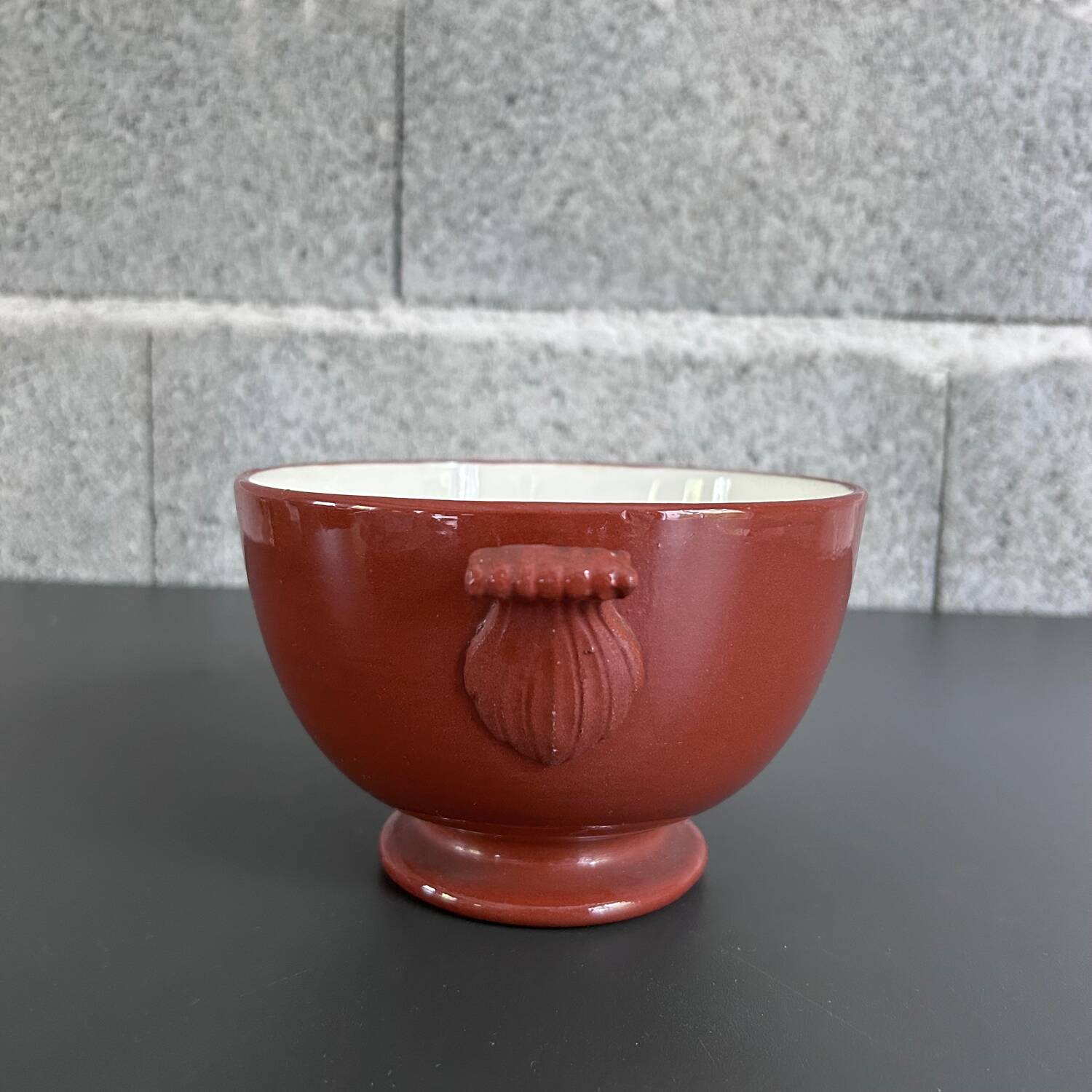 Two-tone 2-legged cut