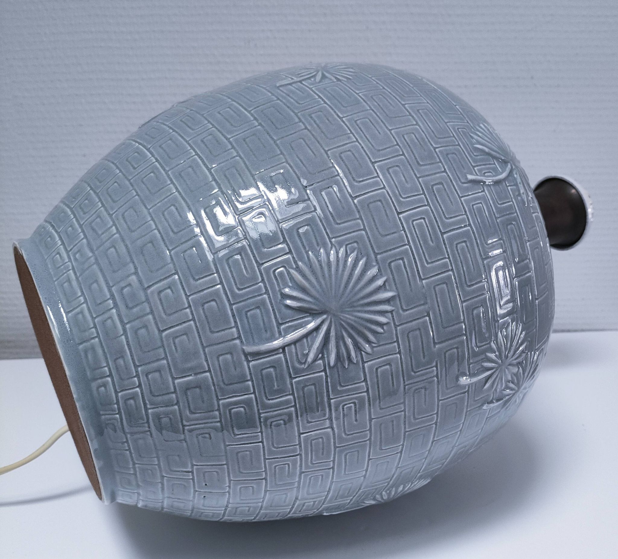 ceramic lamp in the shape of an XL pot, palm leaf decor, 80s