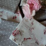 Un lot de 8 serviettes de table gris bleu Pois Fleurs roses