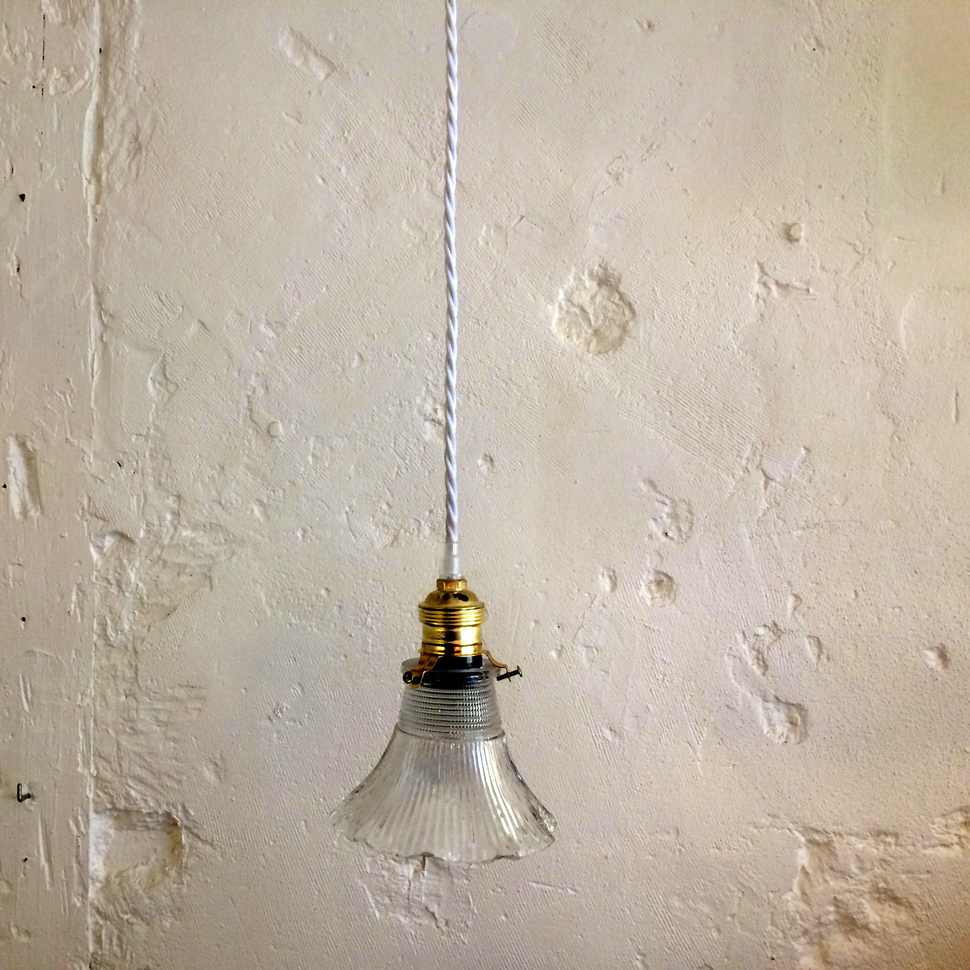 Suspension verre strié forme tulipe