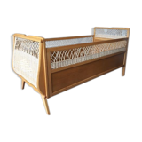 Lit bébé en bois et rotin vintage