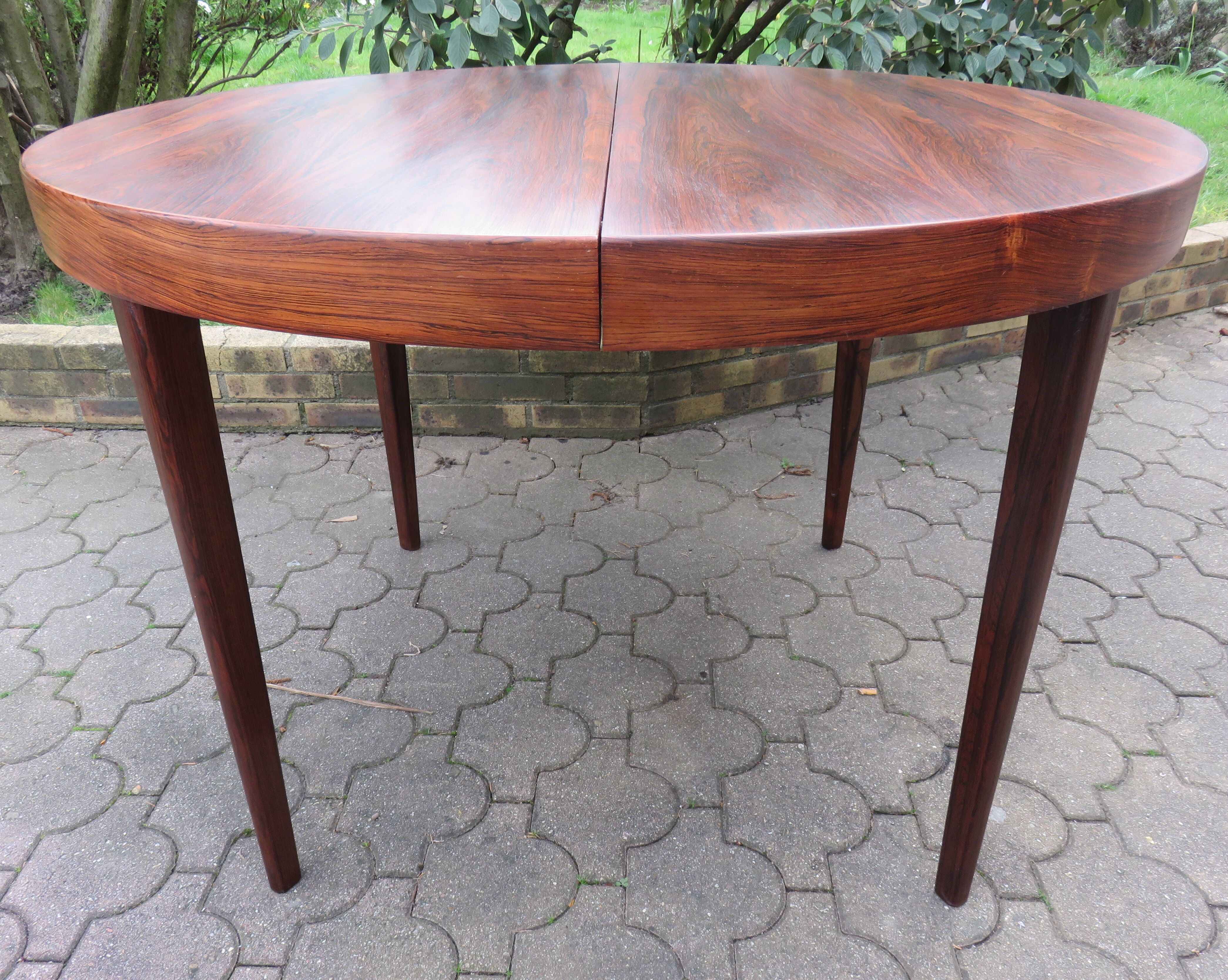 Round table with integrated extensions, rosewood. 1970