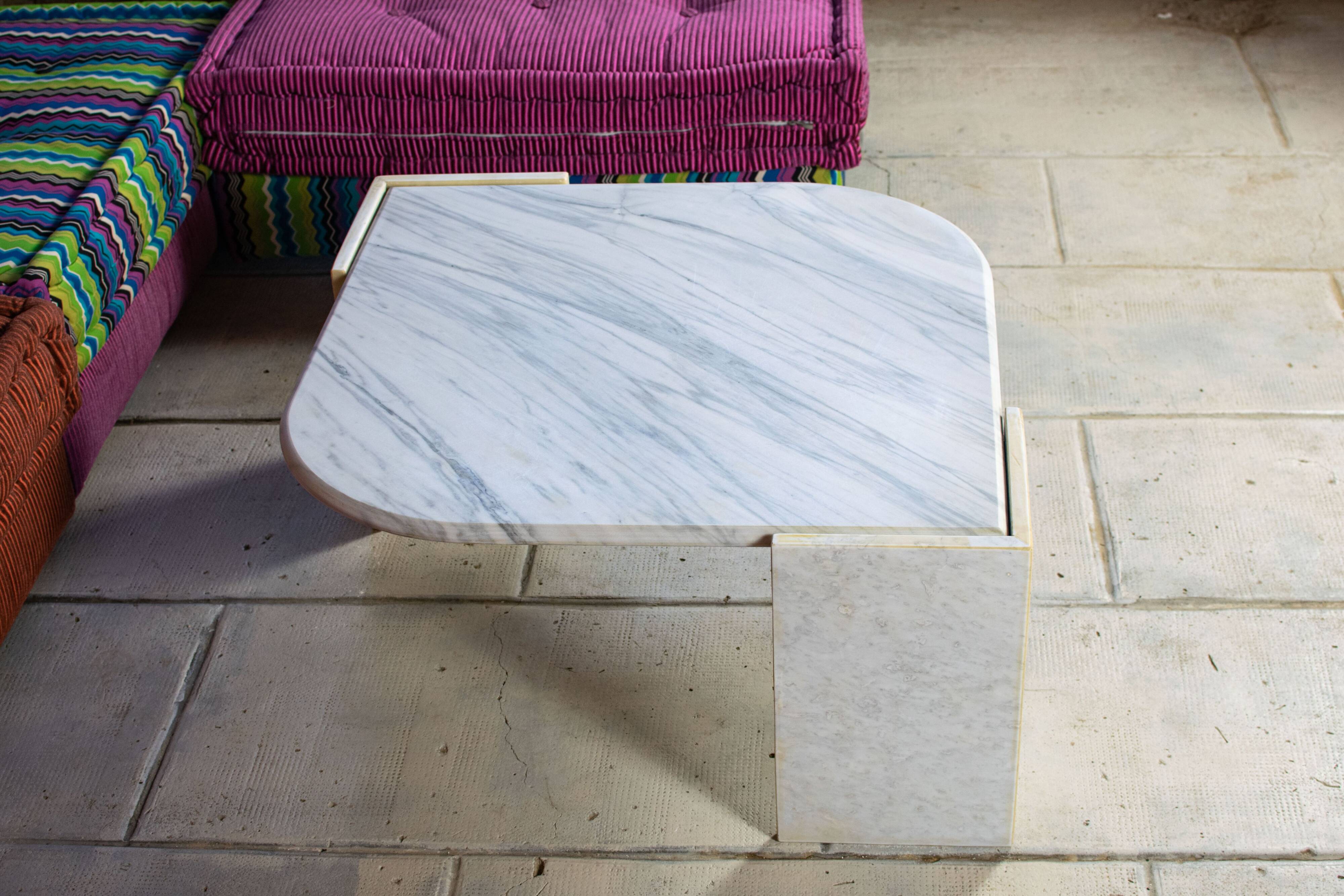 Table basse en marbre forme oeil 1970