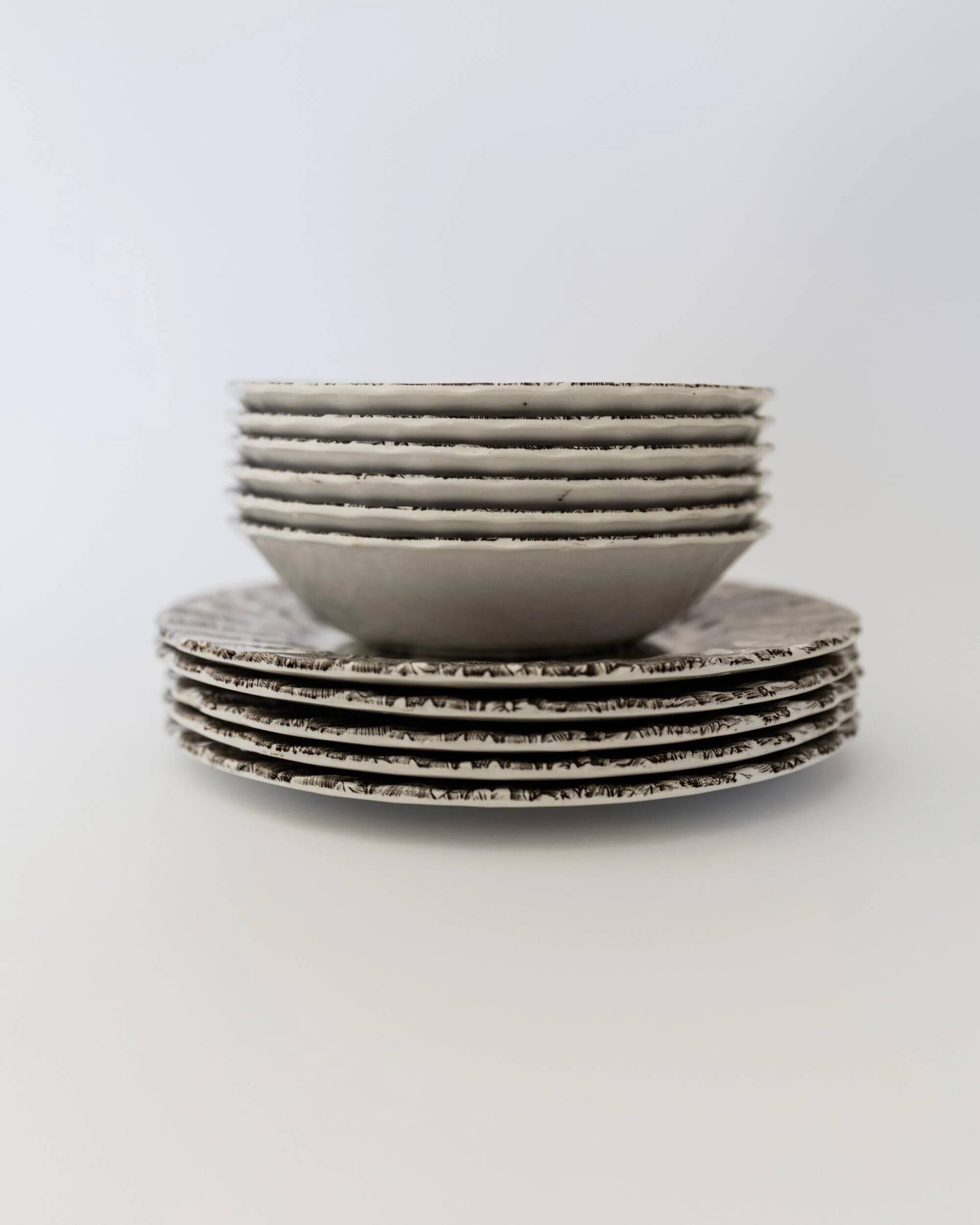 Vintage 1980s table service "The Hunter" by Myott, 11 pieces, bowls and plates in porcelain, brown and beige pattern, made in England.