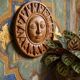 Plaque murale soleil anthropomorphe en terre cuite patinée, Italie 1996