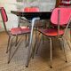 Table et 4 chaises en Formica rouge