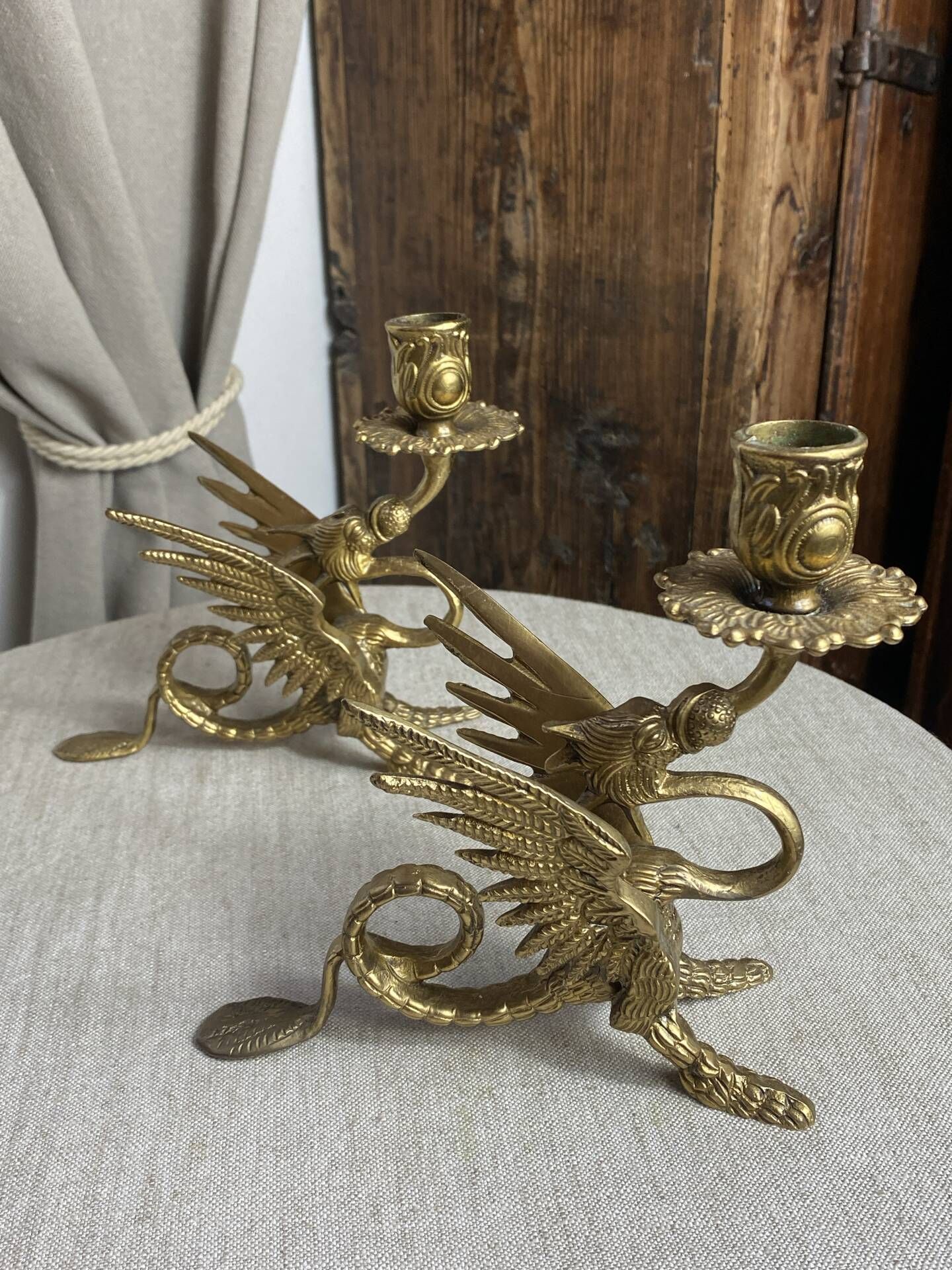Paire de bougeoirs chimères en bronze