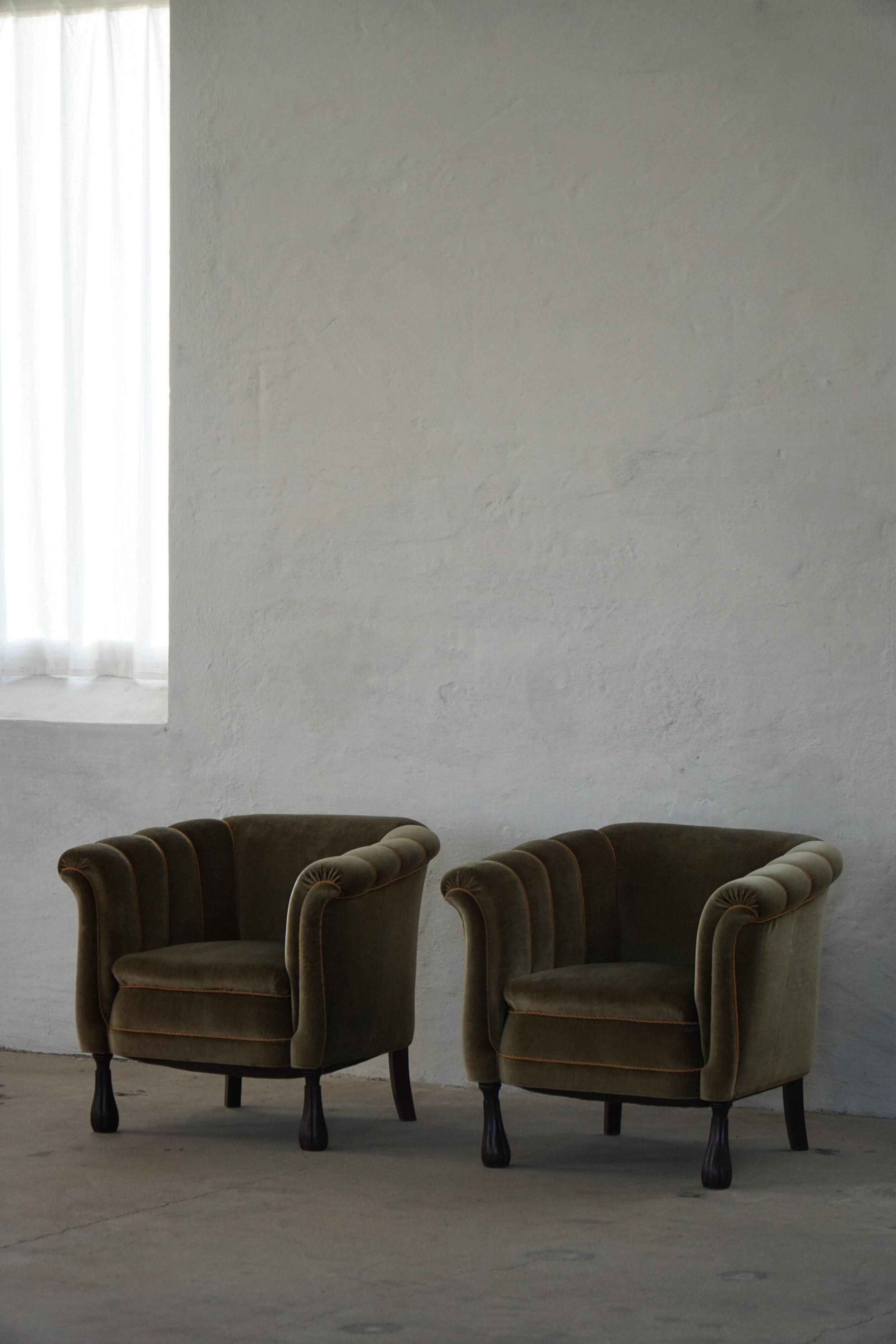 Mid-20th century, pair of Danish shell lounge chairs in green velvet, 1940s.
