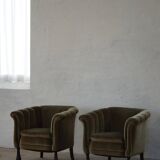 Mid-20th century, pair of Danish shell lounge chairs in green velvet, 1940s.