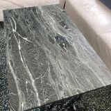Table basse en fer forgé laquée noire, plateau de marbre veiné vert,