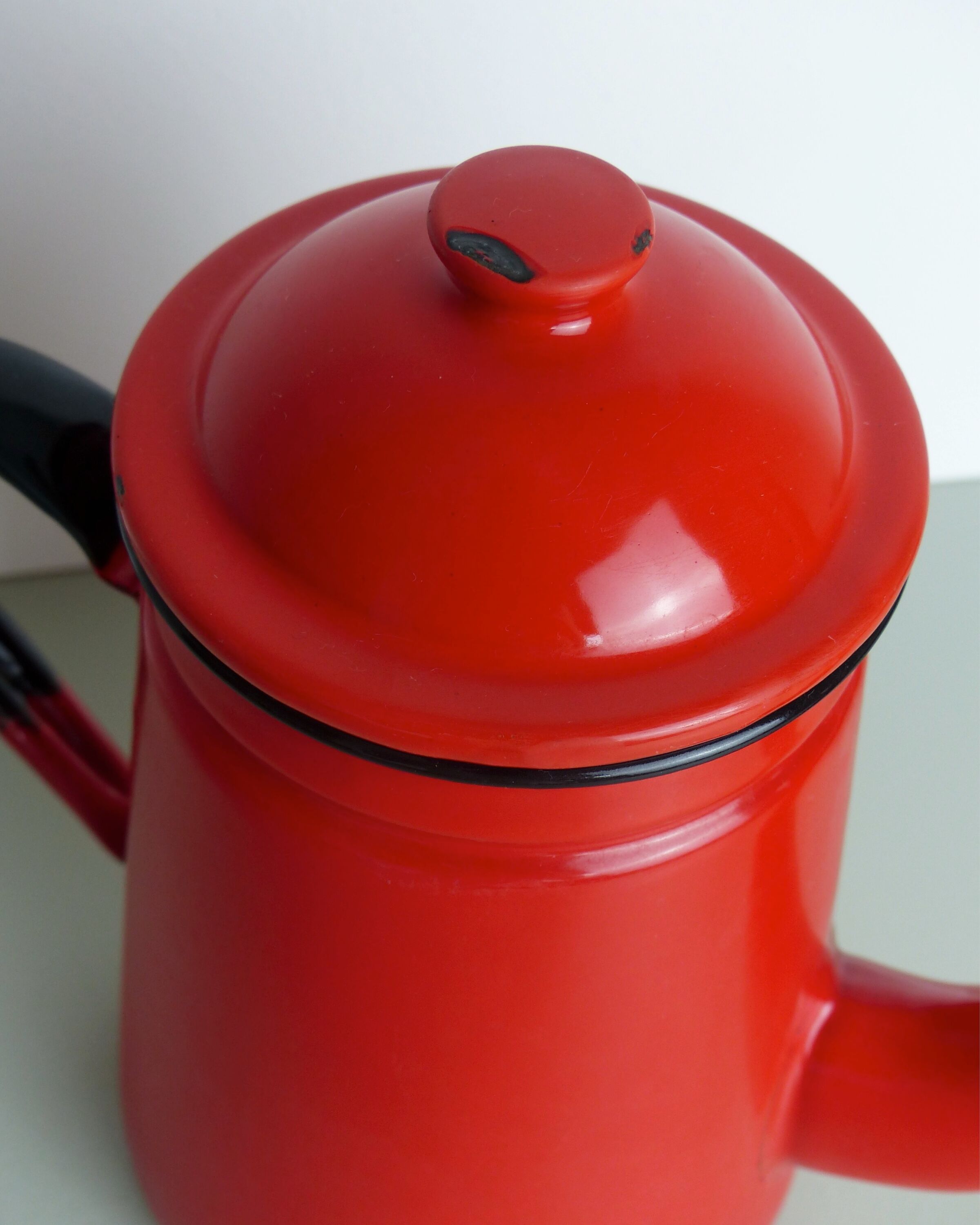 Set milk pot, kettle, coffee maker and red enamelled strainer