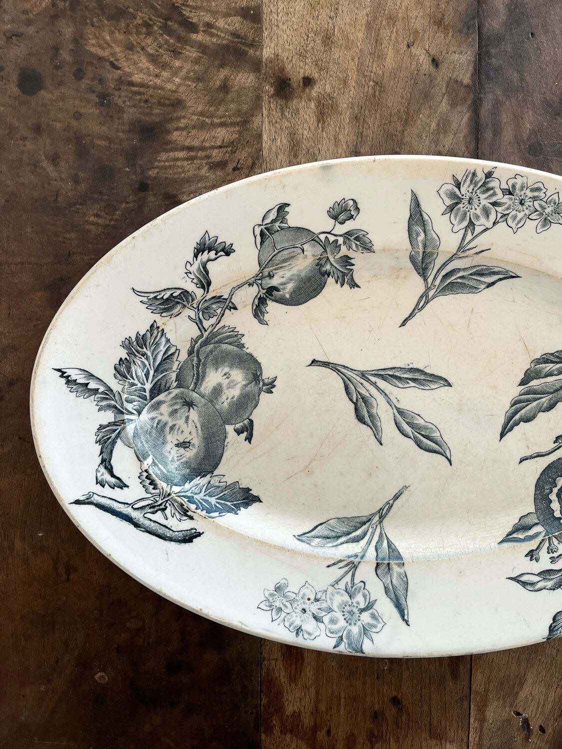 Plat ovale décor fruits en terre de fer de Grigny