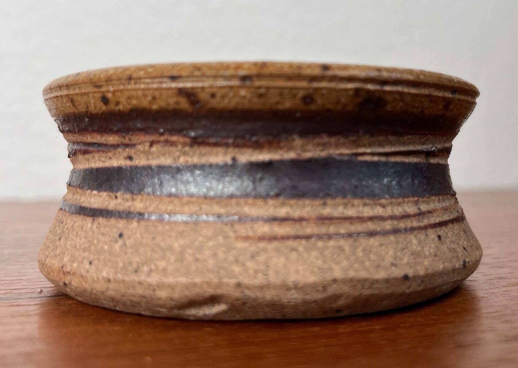Set of 2 studio pottery bowls in modern mid-century Danish style by Tue Poulsen for Tue Keramik, 1960s.