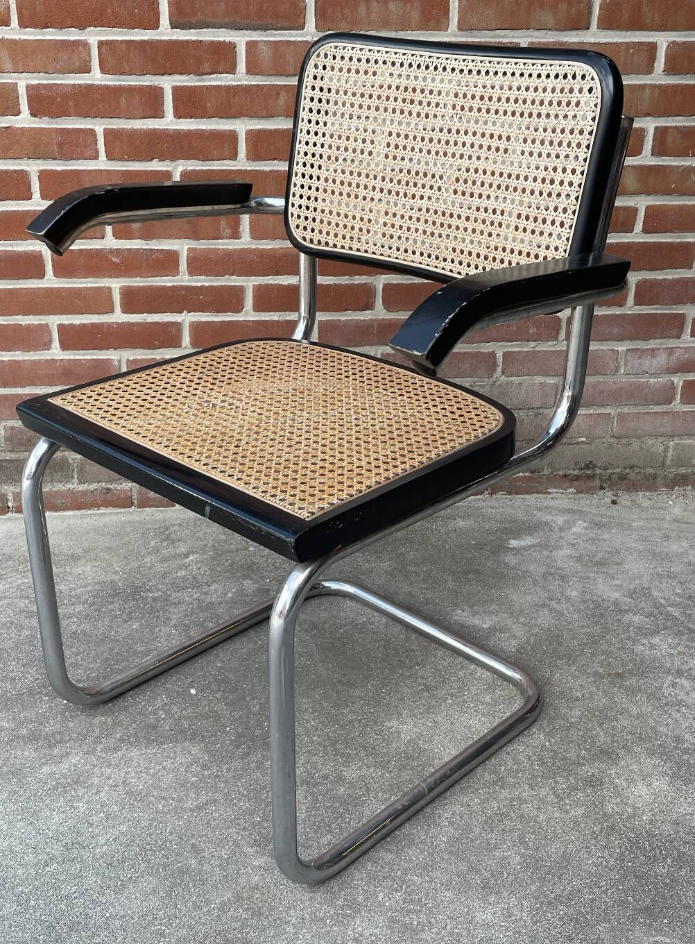 Chaise Cesca B64 avec accoudoirs by Marcel Breuer Design en noir