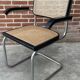 Chaise Cesca B64 avec accoudoirs by Marcel Breuer Design en noir