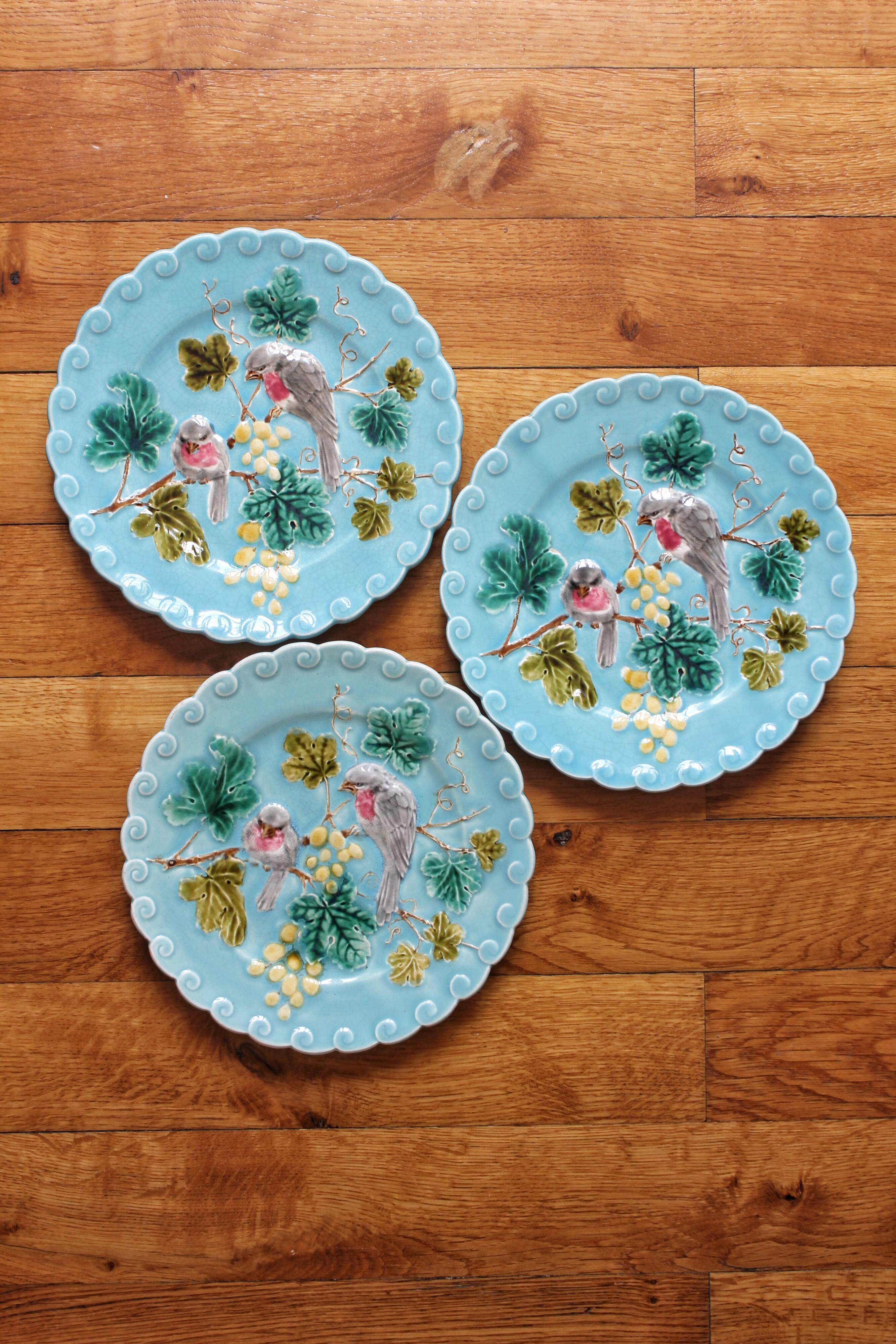 3 assiettes en barbotine bleues décor oiseaux Sarreguemines