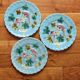 3 assiettes en barbotine bleues décor oiseaux Sarreguemines