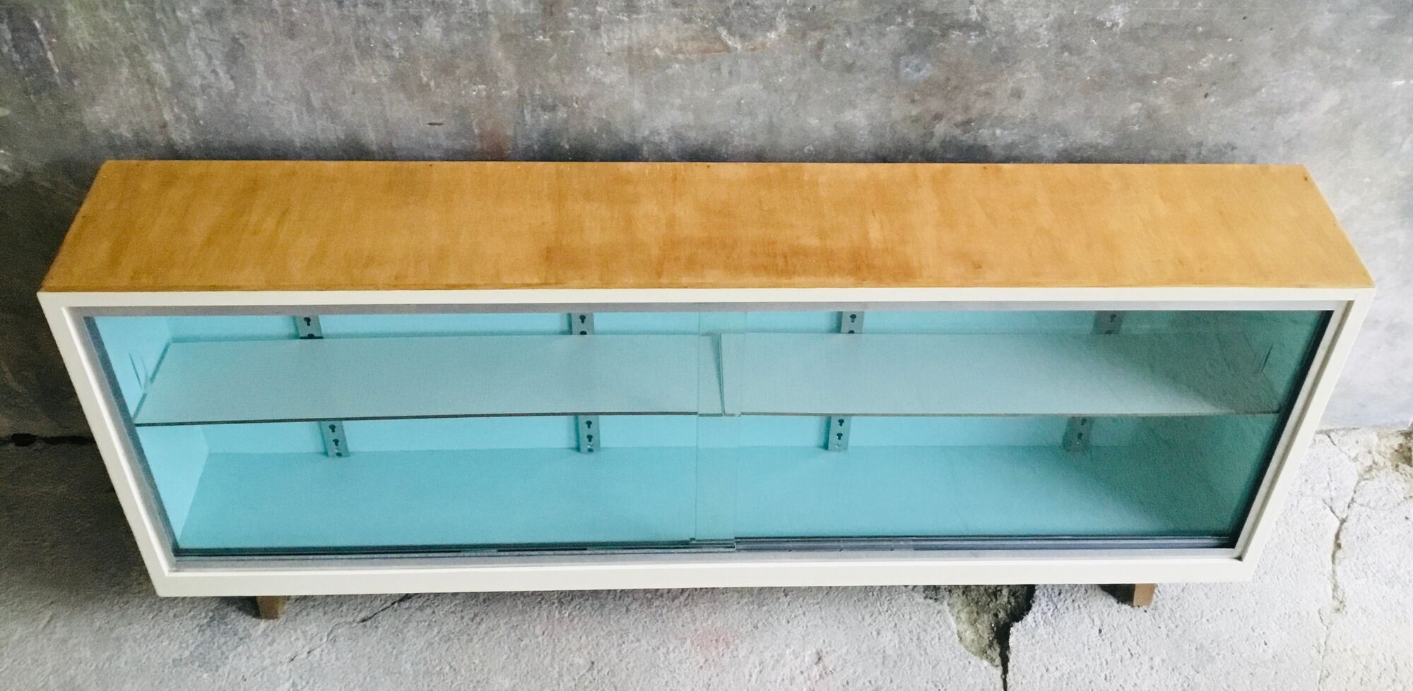 Showcase on feet forming enfilade - vintage furniture - 1960