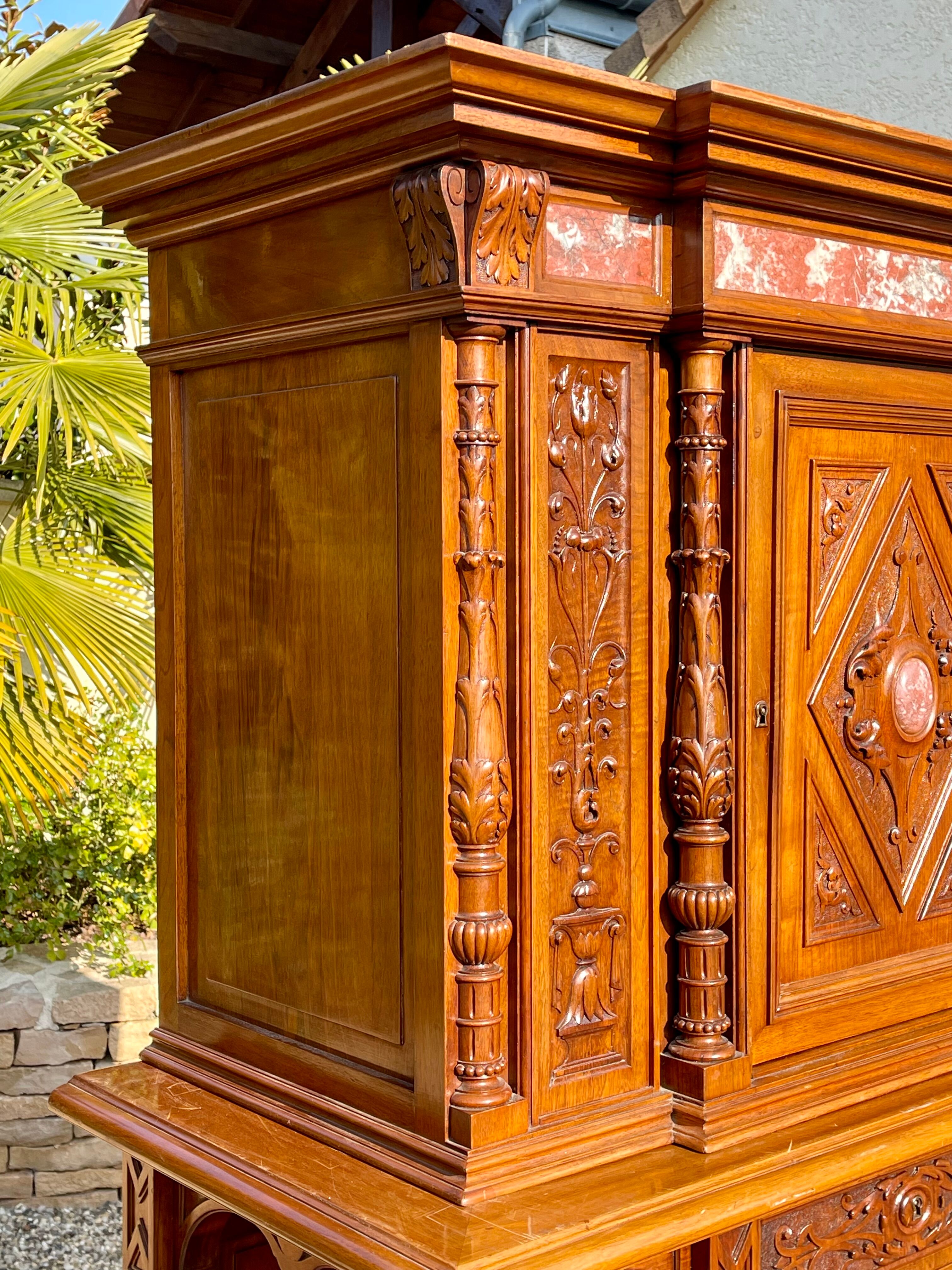 Cabinet en noyer avec incrustations de marbre style renaissance
