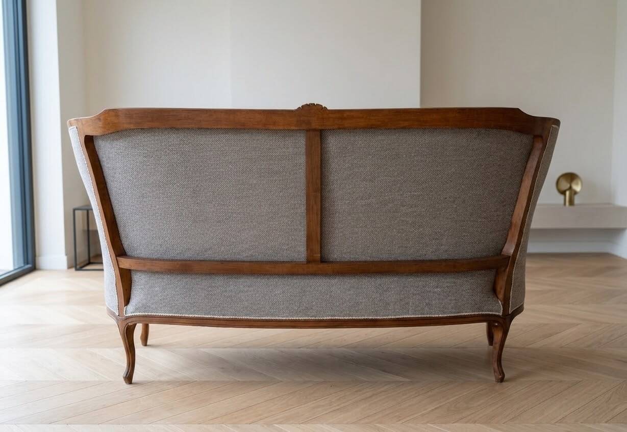 Classic living room set: 2/3-seater sofa in dark wood fabric.