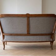 Classic living room set: 2/3-seater sofa in dark wood fabric.