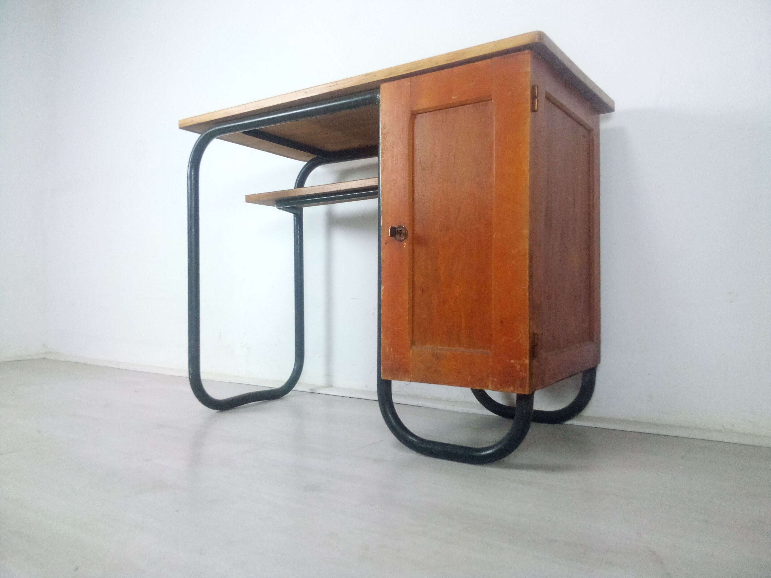 Desk model S22 by Jacques Hitier produced by Mobilor