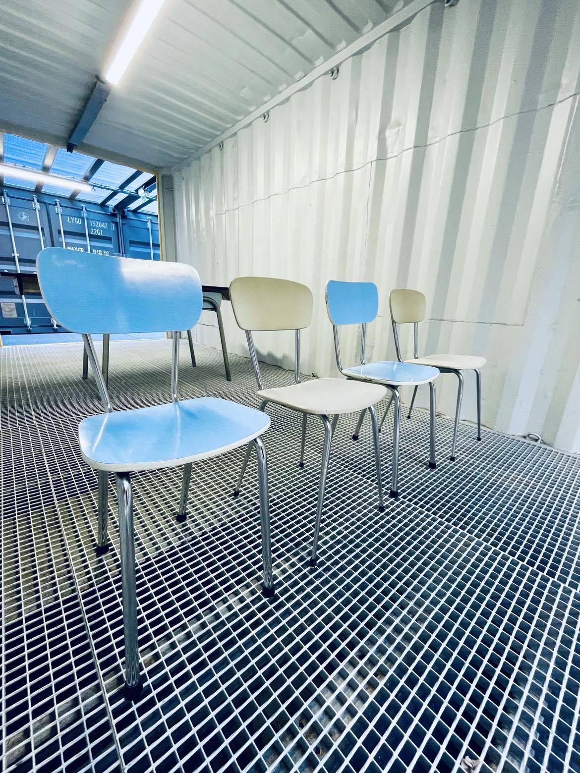 Blue vintage formica table - 4 chairs - extensions