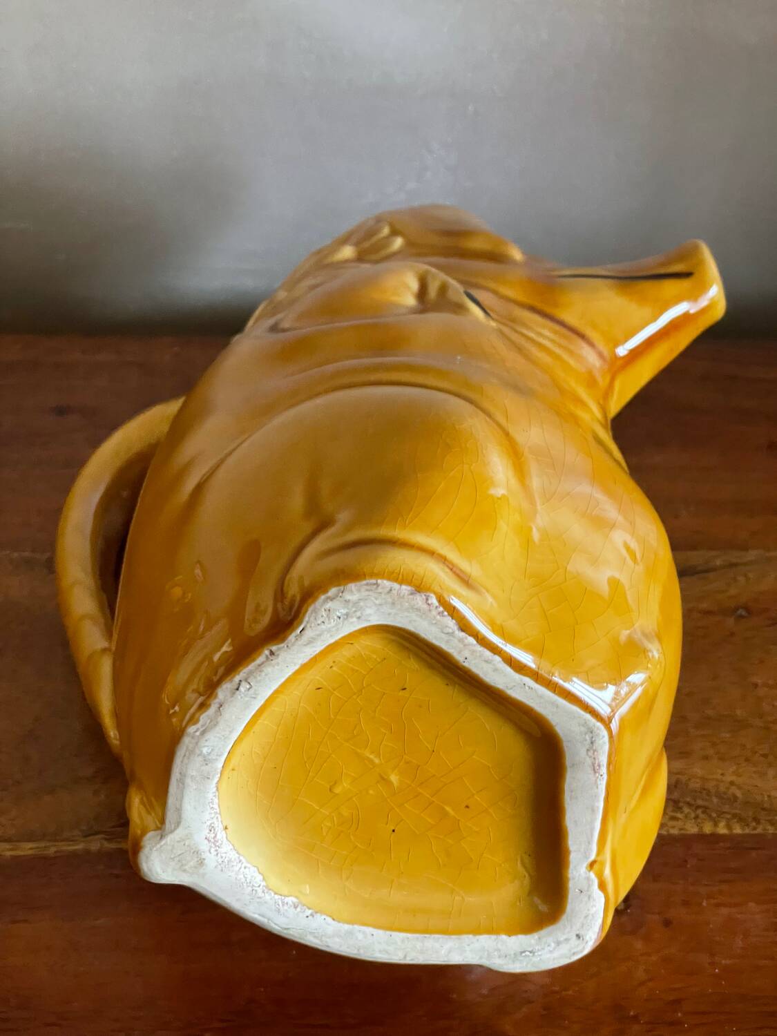 Pig slip pitcher