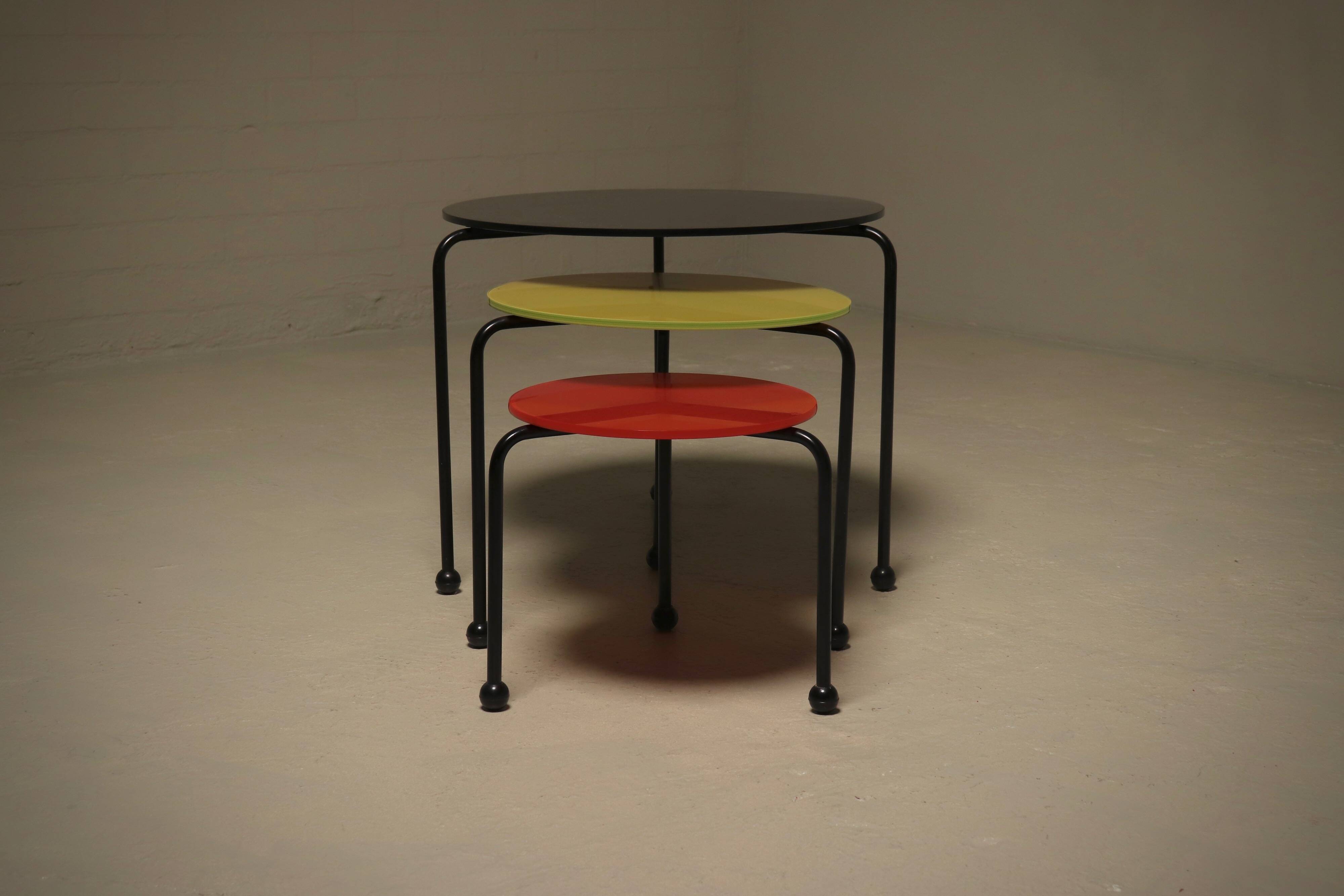 Ensemble de 3 tables gigognes modernes de style Memphis italien des années 1980.