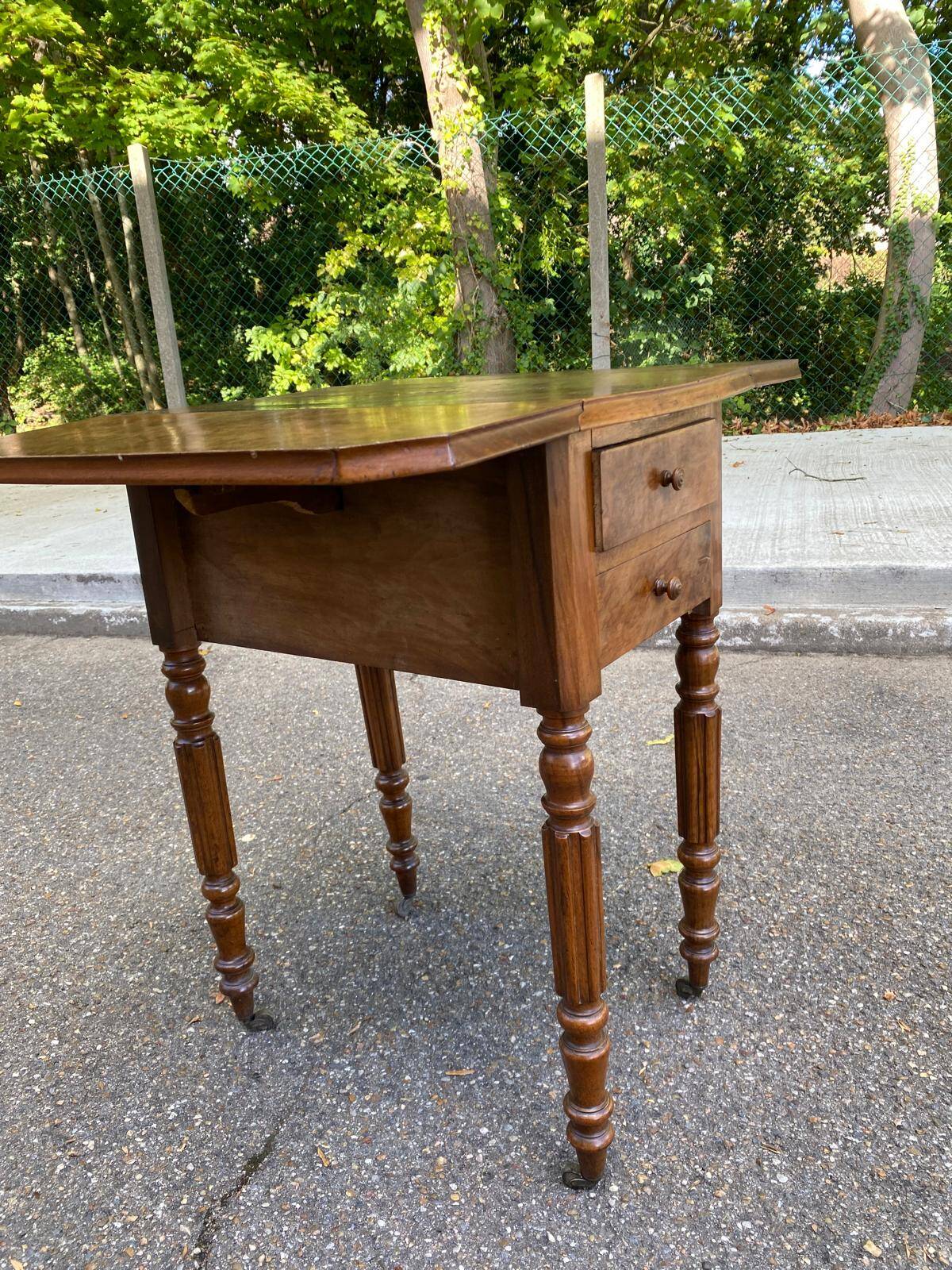 Victorian Pembroke table from the 19th century in walnut burr with drop-leaves.
