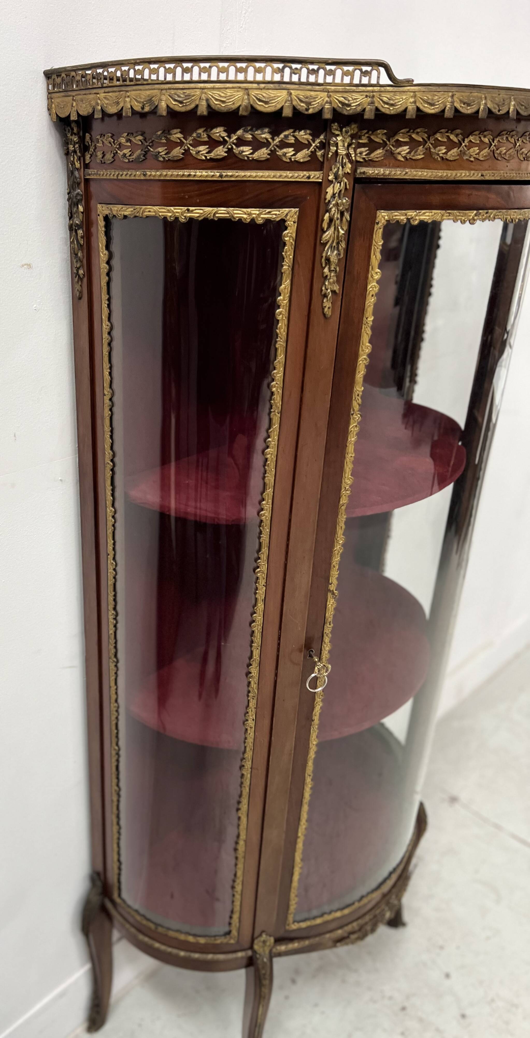 Napoleon III style curved display case in mahogany and veneer, 20th century