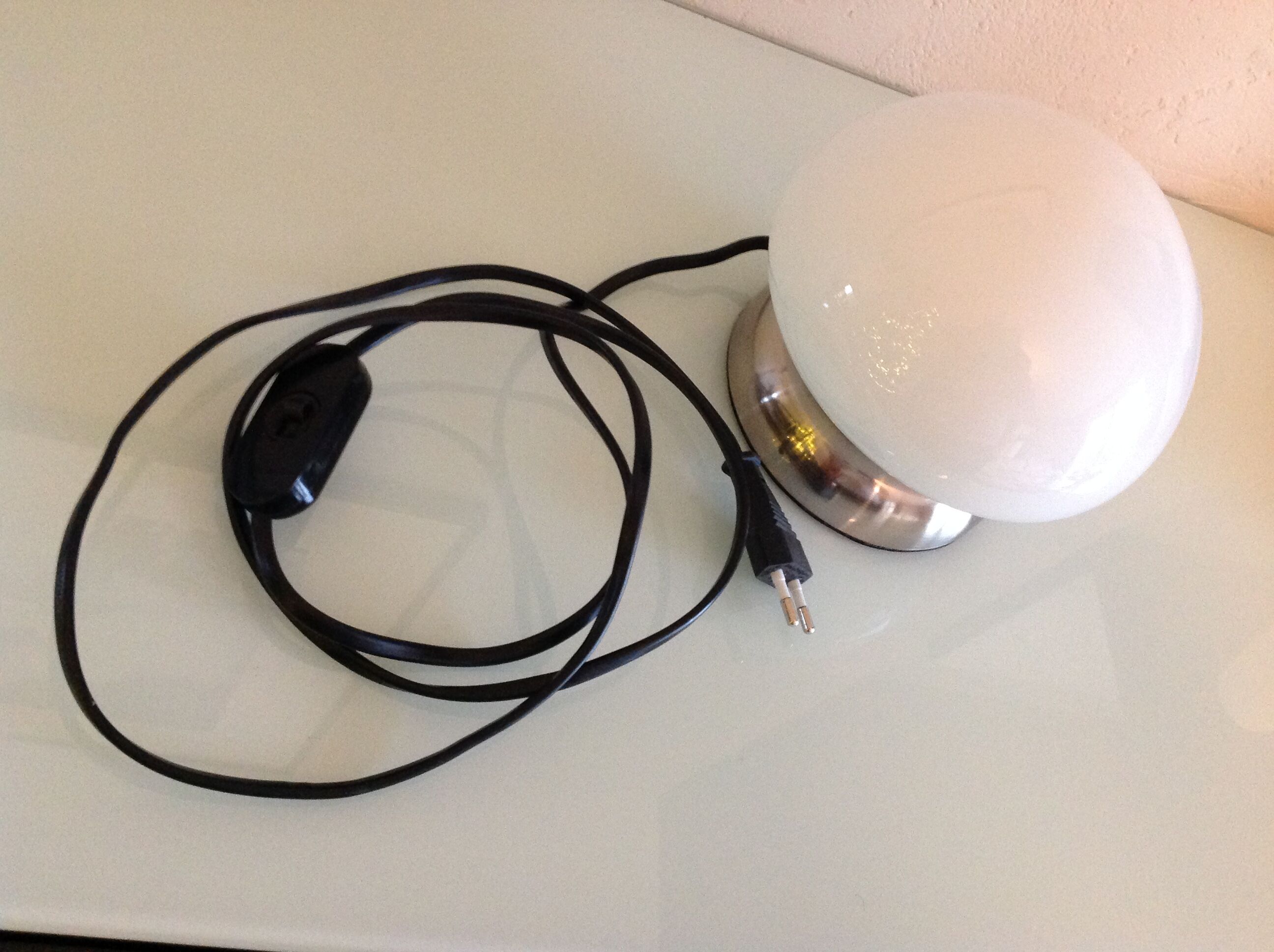 Bedside lamp in white opaline and chromed metal, 70s-80s