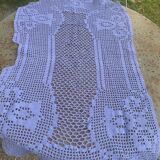Plaid ou chemin de table artisanal, au crochet bleu violet, vintage