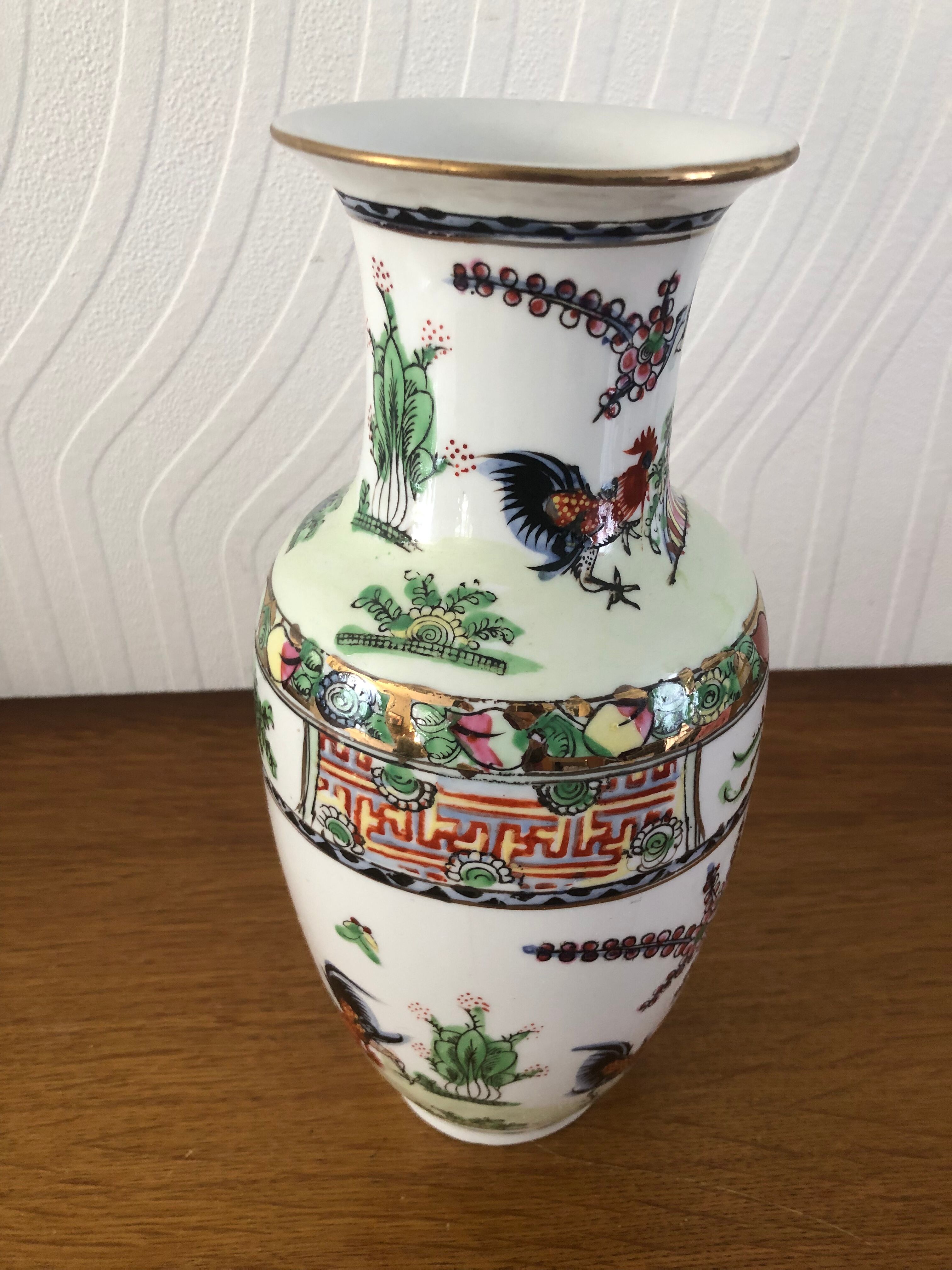 Chinese porcelain vase floral motifs and roosters 26,5cm