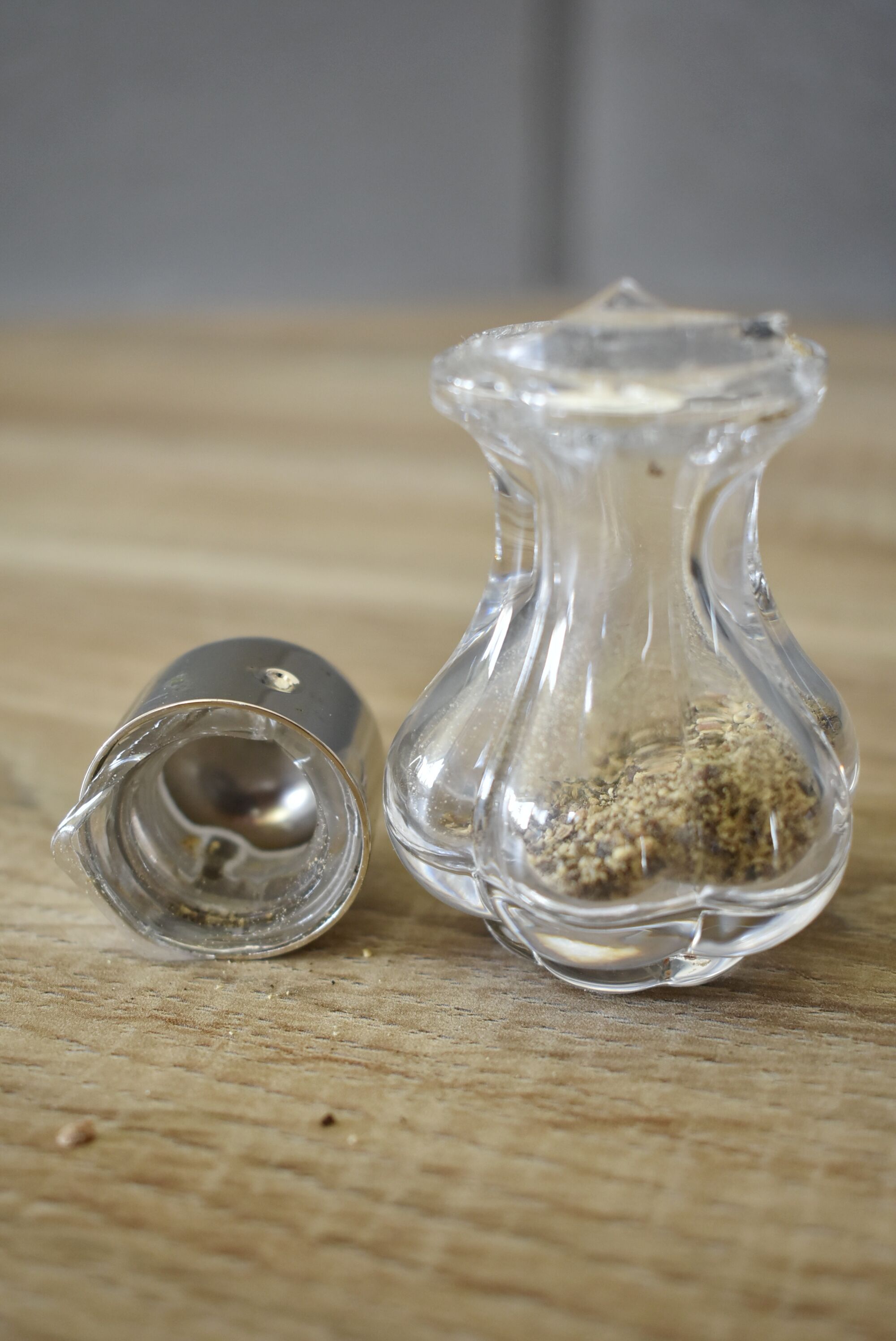 Duo salt shaker & crystal pepper maker of Sèvres Mle Choiseul